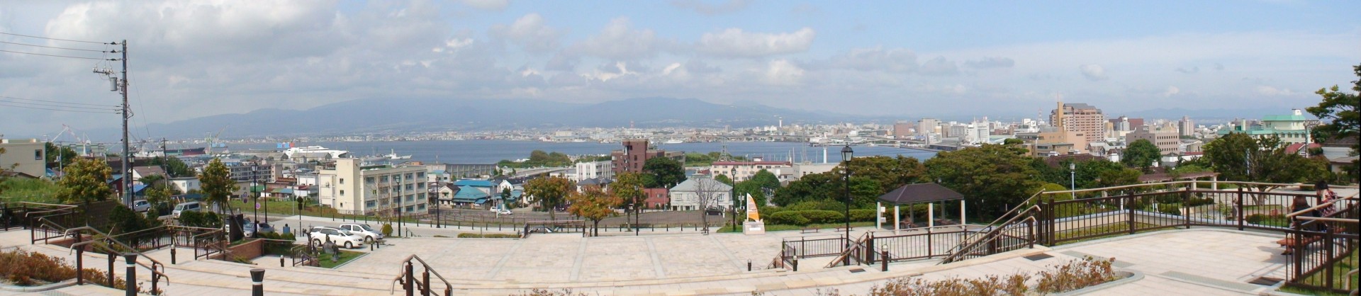 元町公園から函館湾を望む